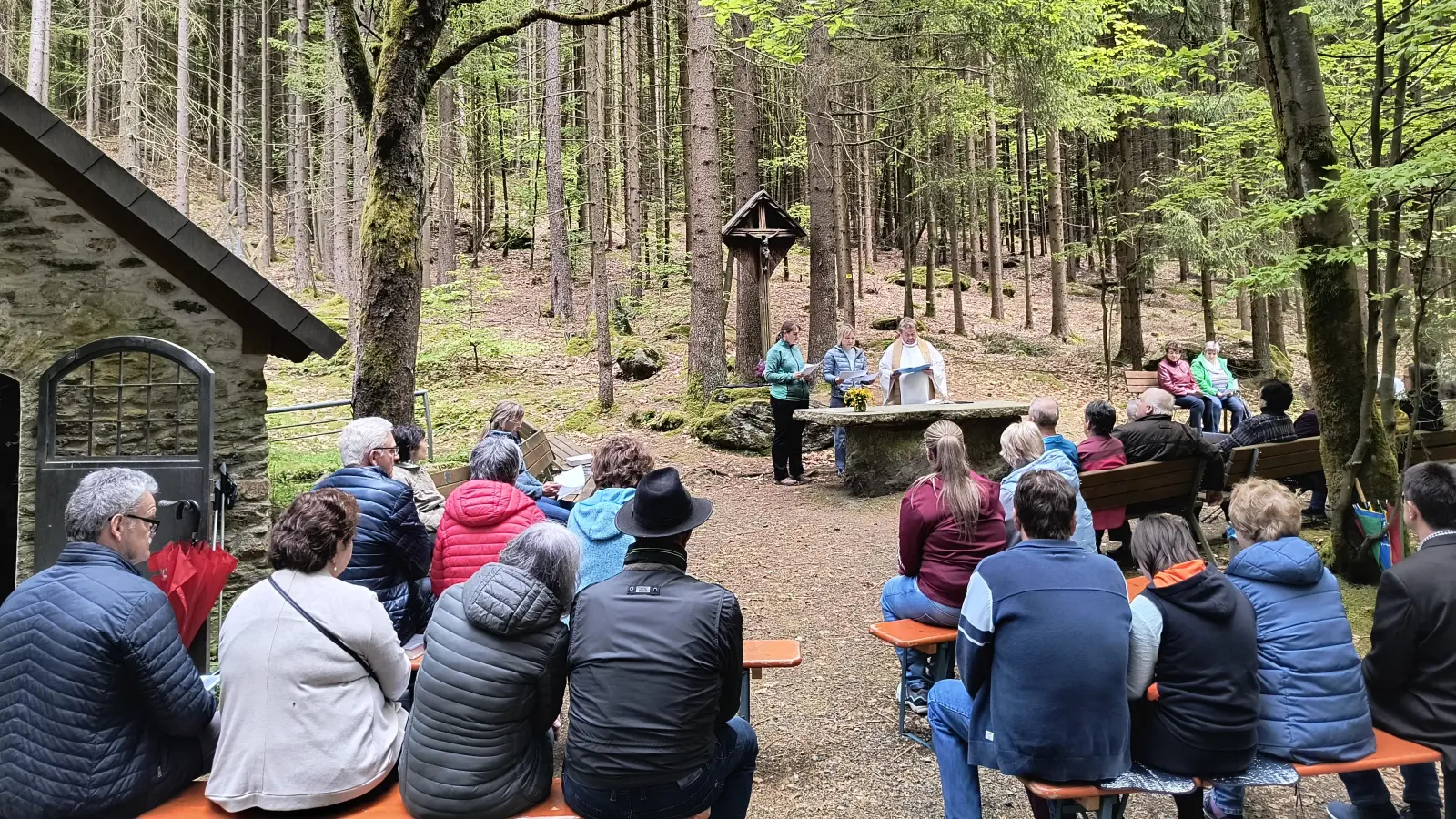 Zahlreiche Mitglieder der KLB Tiefenbach und Gäste versammelten sich bei der Kapelle am Schönbrunnen um mit Pfarrer Albert Hölzl eine Maiandacht zu feiern.<br> (Bild: Nikolaus Scherr)