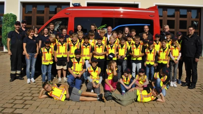 Mit insgesamt 34 Mädchen und Buben der Löschbande der Feuerwehr Schnaittenbach war die erstmalige Abnahme der Kinderflamme ein für alle Beteiligten überwältigendes Ereignis. Mit auf dem Foto v. l. die beiden Leiter der Kinderfeuerwehr Christian Leißl und Tobias Lautenschlager mit ihrem Betreuerteam sowie Kommandant Michael Werner (ganz rechts), Kinderfeuerwehrbeauftragter des Landkreises Harald Schmidt, Kreisbrandmeister Marco Weiß und Bürgermeister Marcus Eichenmüller (hintere Reihe von rechts).  (Bild: Ulrich Reindl)