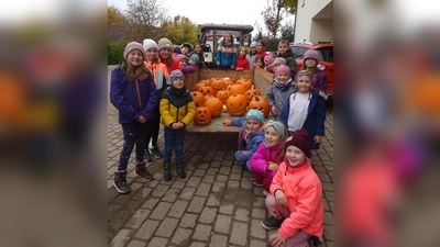 Die Kinder mit ihren Kürbislaternen. (Bild: Michaela Basler)