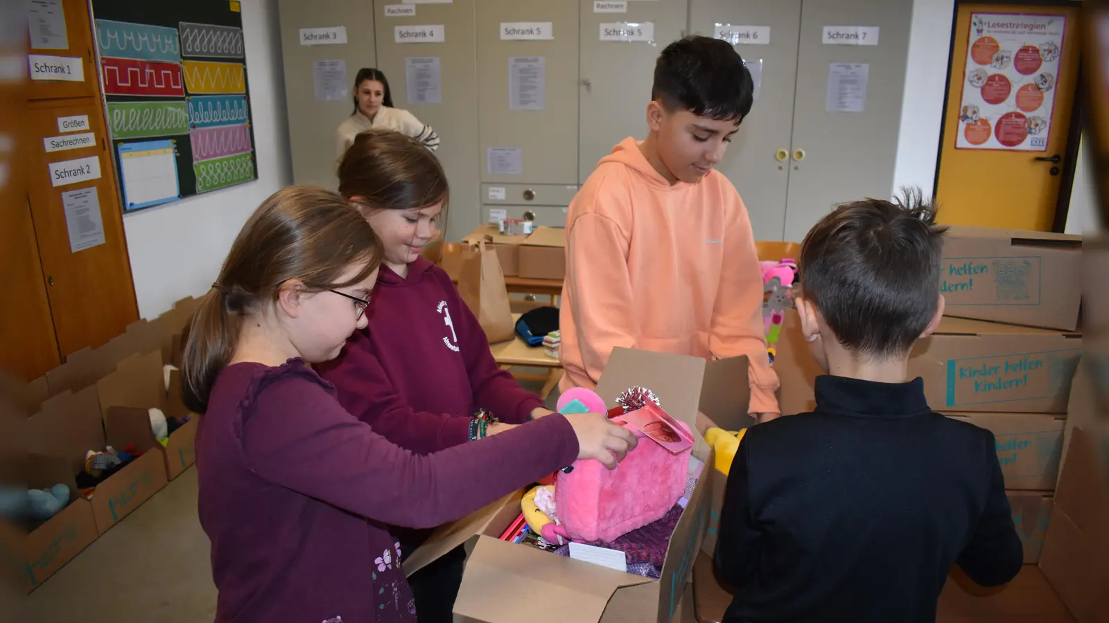 Die Kinder der Grundschule Altenstadt sind fleißig am Packen der Weihnachtspäckchen. (Bild: Doris Bodensteiner)