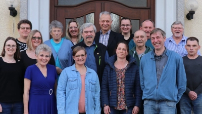 Eine neue Vereinsführung wählt die Sorghof (vordere Reihe, von links): Susanne Suttner, Gisela Pretsch, Erste Vorsitzende Jessica Gonzales, Monika Hermann, Zweiter Vorsitzender Benno Engelhardt und Peter Pretsch; hintere Reihe (von links): Manuela Siegert, Barbara Stübe, Rosa Sichelstiel, Marianne Ringer, Bezirksvorsitzender Reinhard Ott, Zweiter Bürgermeister Thorsten Grädler, Christina Kergl, Max Hammer, Franz März´und Harry Platzer. (Bild: Willi Ertl)