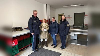 Übergabe Tafel von links: Martin Zehent als Dienststellenleiter der PI Vohenstrauß, Antonia Gruber der Tafel Vohenstrauß, Martina Rauch und Sandra Hutterer der PI Vohenstrauß. (Bild: Polizei/exb)