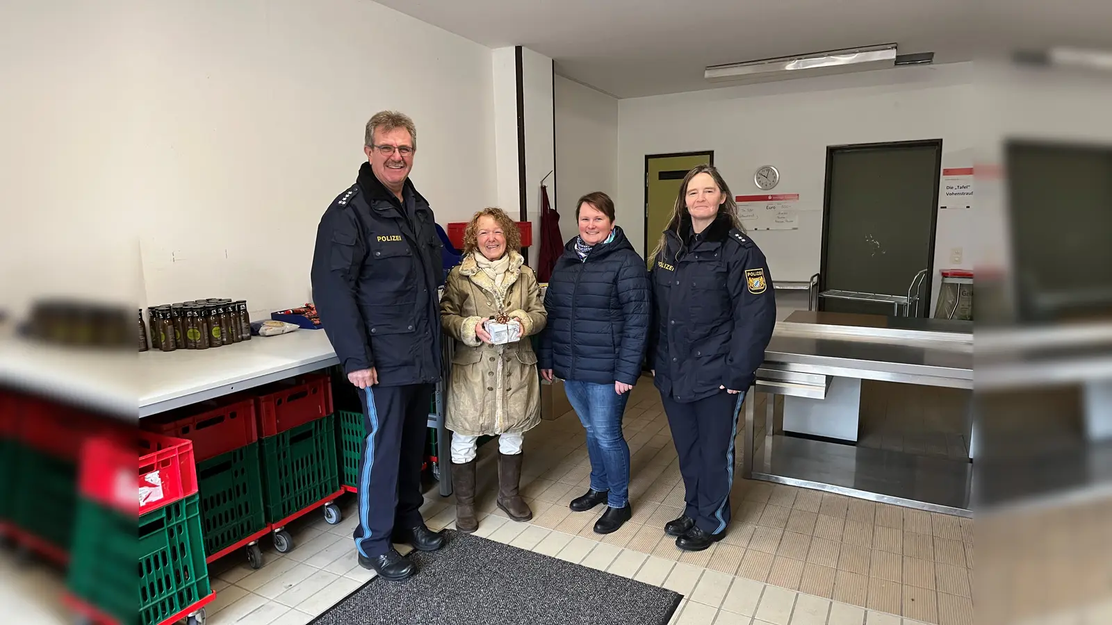 Übergabe Tafel von links: Martin Zehent als Dienststellenleiter der PI Vohenstrauß, Antonia Gruber der Tafel Vohenstrauß, Martina Rauch und Sandra Hutterer der PI Vohenstrauß. (Bild: Polizei/exb)