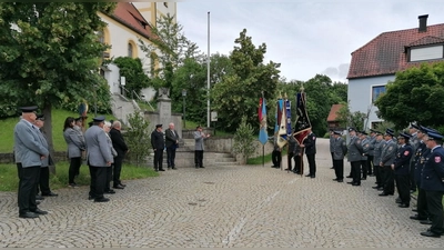 Ehrerbietung am Kriegerdenkmal.  (Bild: Helga Eckl)