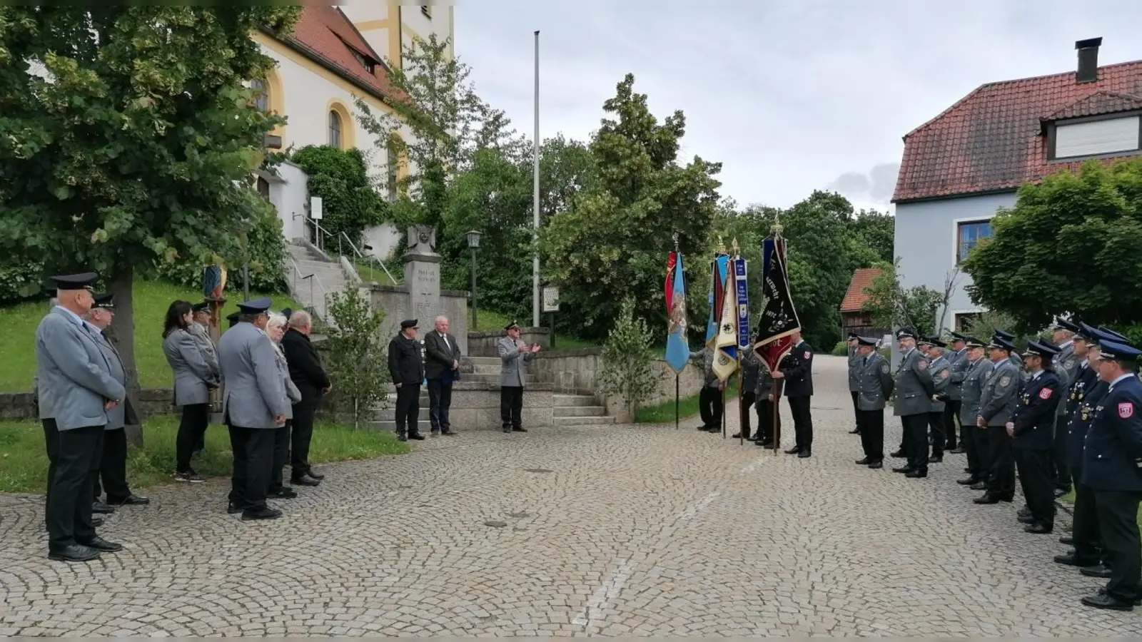 Ehrerbietung am Kriegerdenkmal.  (Bild: Helga Eckl)