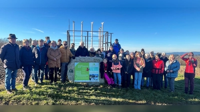 Die Wandergruppe auf der Höhe bei Würnreuth mit Blick auf den Oberpfälzer Wald. (Bild: Robert Lindner)