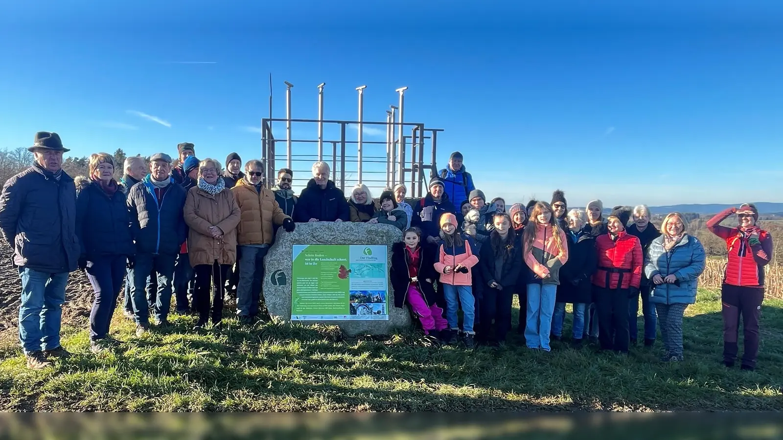 Die Wandergruppe auf der Höhe bei Würnreuth mit Blick auf den Oberpfälzer Wald. (Bild: Robert Lindner)