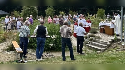 Viele Besucher kamen zum festlichen Gottesdienst zum Fest „Mariä Aufnahme in den Himmel” an den Nageler See.  (Bild: Ilona Daubner)