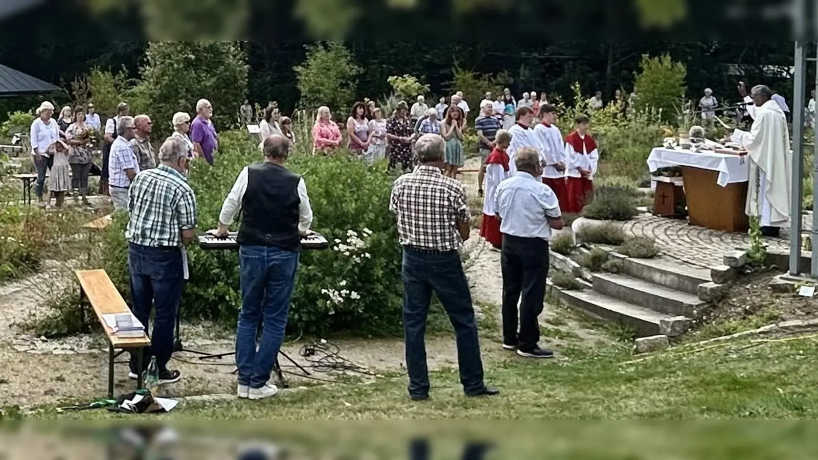 Viele Besucher kamen zum festlichen Gottesdienst zum Fest „Mariä Aufnahme in den Himmel” an den Nageler See.  (Bild: Ilona Daubner)