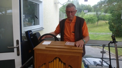 Leierkastenmann Lothar Wiesner in Aktion. (Bild: Siegfried Bock)