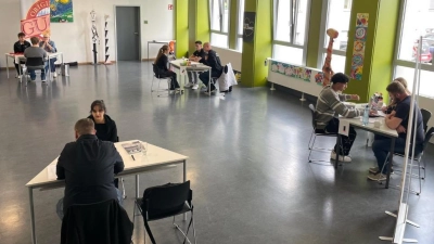 Unter Vier Augen von Angesicht zu Angesicht konnten sich die Schüler der Grafenwöhrer Mittelschule mit Vertretern örtlicher Firmen über möglich Ausbildungsplätze unterhalten.<br>Es folgten bereits einige Praktika.  (Bild: Dominik Eckert)