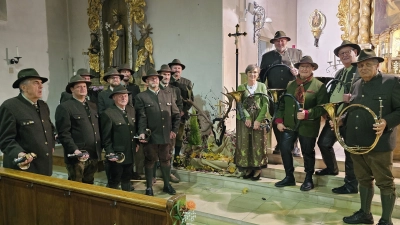 Jagdhornbläser bei der Hubertusmesse in der Pfarrkirche St. Vitus.  (Bild: Bernhard Lutter )