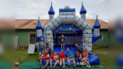 Mitglieder des Ortsvereins und Kinder in der Hüpfburg. (Bild: Bettina Moser)