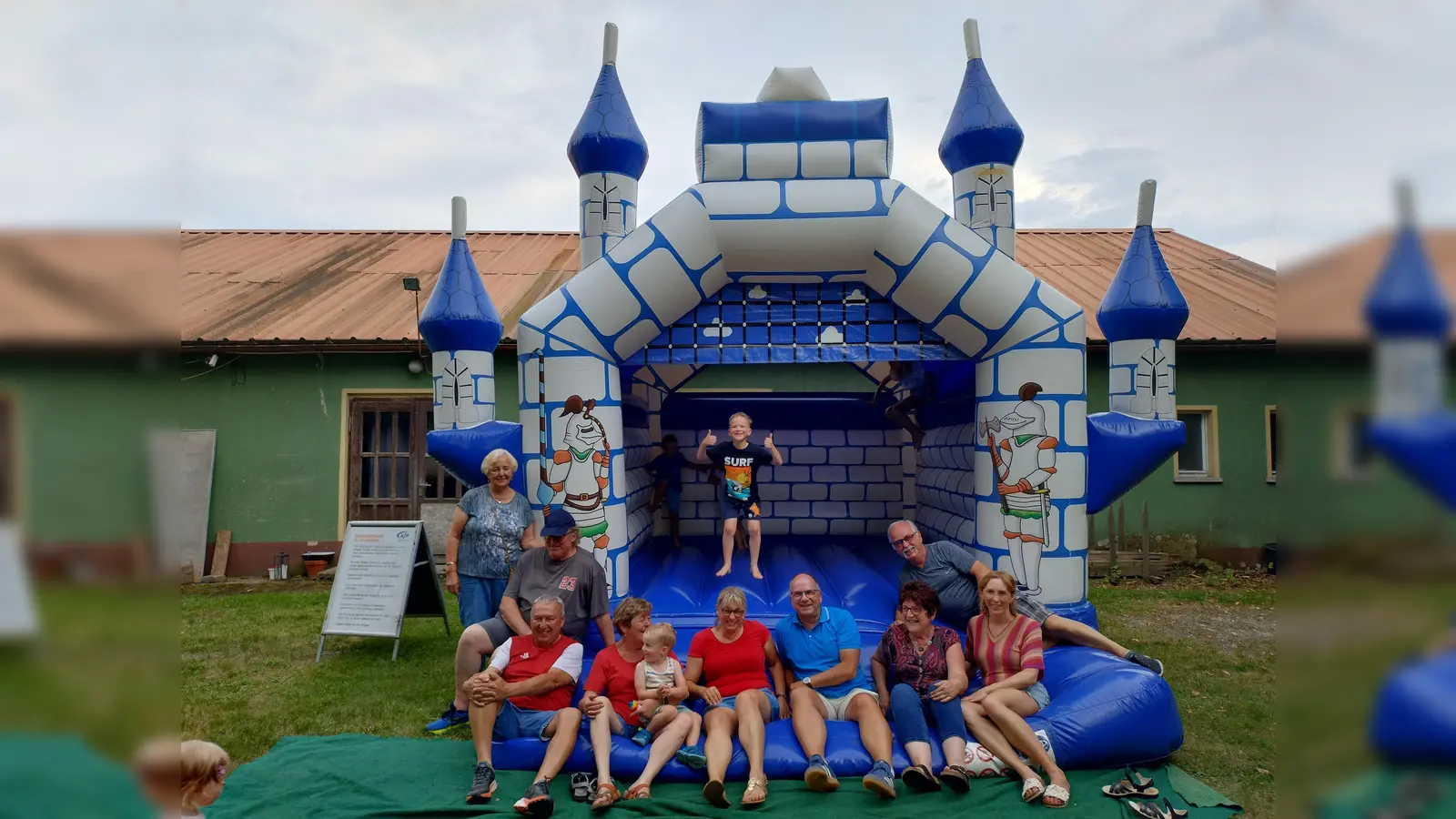 Mitglieder des Ortsvereins und Kinder in der Hüpfburg. (Bild: Bettina Moser)