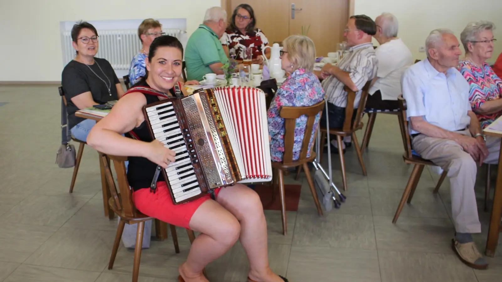 Anita Fraunholz&#39; zweiter Auftritt bei der Burkhardsreuther Landvolkgruppe gefiel den rund 60 Sommerfestbesuchern im Schützenheim. (Bild: Bernhard Piegsa)