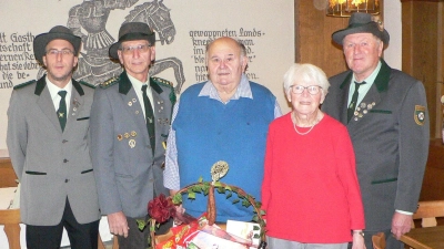 Markus Siegert, Manfred Rubenbauer und Günter Pilhofer gratulierten Manfred Pirner mit seiner Frau (Bild: Erwin Kolb )