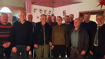 Im Bild von links Siegfried Trottmann, Erwin Möhrlein, Manfred Haas, Hans Rösch, Berthold Popp, Horst Fischer, Karin Wöhrl, Jörn Schedl, Klaus Krützfeld, Konrad Zier, Hubert Platzer, Andreas Krassler und Landrat Roland Grillmeier. Nicht im Bild: Rudolf Gürtler, Martin Troitzsche, Josef Ernst und Wolfgang Haberzeth. (Bild: Landratsamt Tirschenreuth/exb)