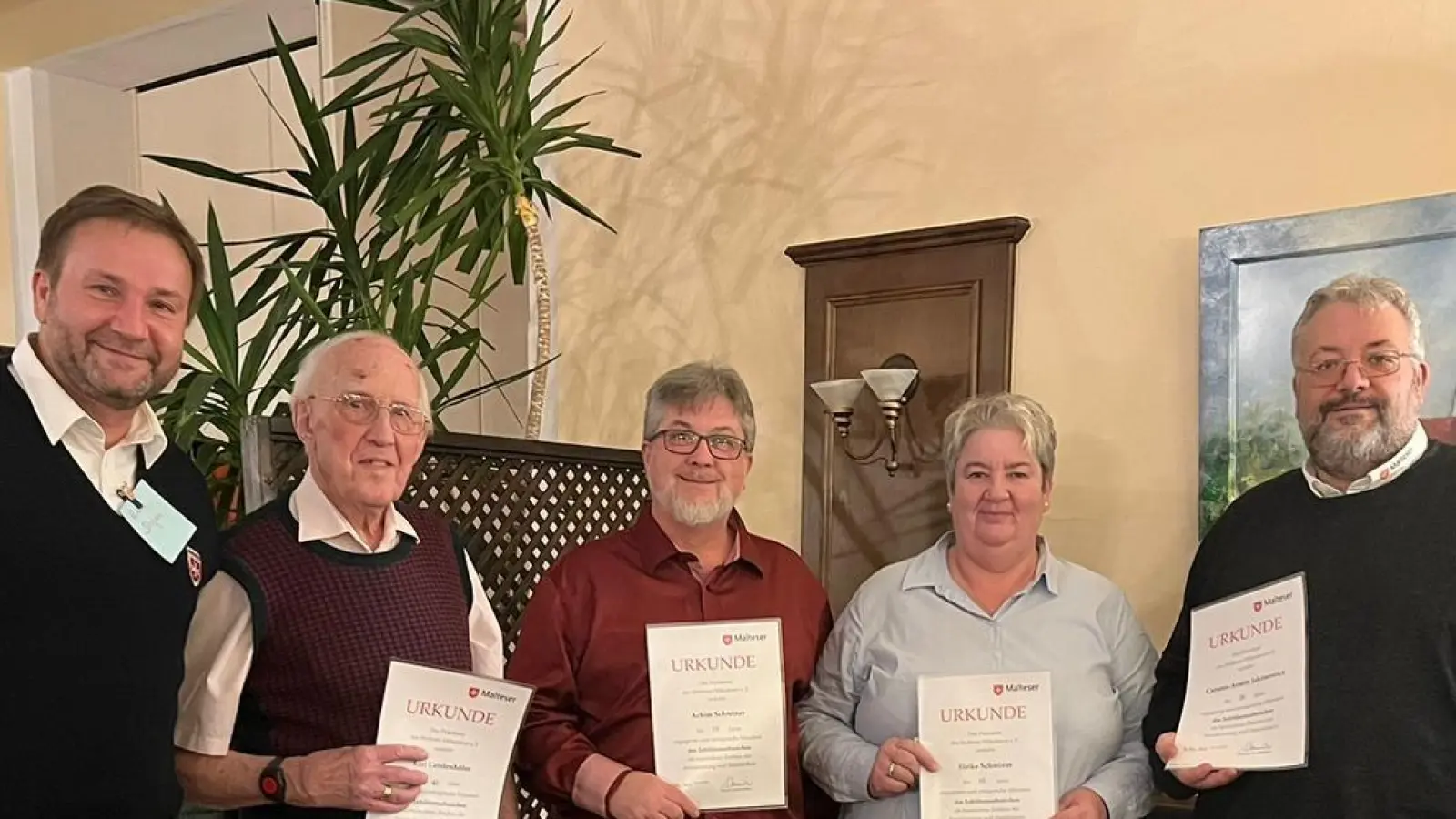 Stellvertretender Diözesangeschäftsführer Stefan Kalm, Karl Gerstenhöfer, Achim Schreiner, Heike Schreiner und Stadt- und Kreisbeauftragter Carsten-Armin Jakimowicz (von links) bei der Ehrung. (Bild: Michaela Szumlewski/Malteser/exb)