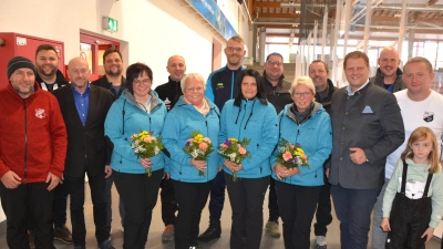 31 Eisstock-Teams beteiligten sich am Winterturnier des SV Steinmühle in der Mitterteicher Eissporthalle. Fünf Damen-Teams trugen dabei einen eigenen Wettbewerb aus. Im Bild Vertreter der besten Mannschaften mit SV-Eisstock-Spartenleiter Andreas Reichl (rechts), Bürgermeister Stefan Grillmeier (Dritter von rechts) und Stadtverbandsvorsitzendem Peter Haibach (Dritter von links).  (Bild: jr)