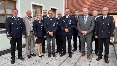 Claudia Kormann, Günther Schober und Christoph Roßbacher (3., 5. und 7.v.li.) sind zusammen seit 100 Jahren bei der Feuerwehr. Neben Landrat Richard Reisinger (3.v.re.) gratulierten u.a. Kreisbrandrat Christof Strobl (1.v.re.) und 2. Bürgermeister Norbert Gradl (2.v.li.) (Bild: Christine Hollederer)