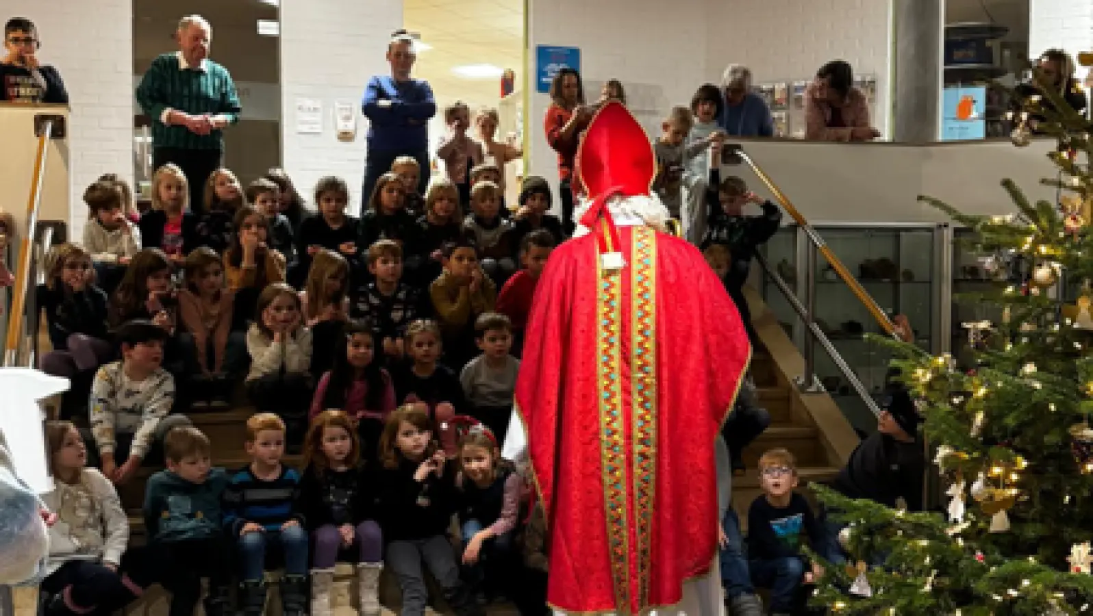 Sankt Nikolaus besuchte die Bücherei (Bild: Alexandra Kirst)