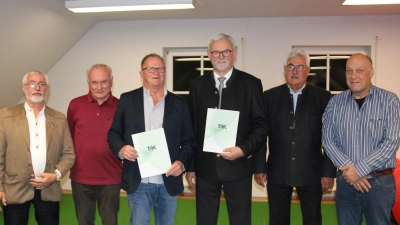 Berndt Fuhrich, Norbert Frisch, Georg Bauer und Max Peter (von links) wurden vom geschäftsführenden Sportreferenten des Diözesanverbandes, Dirk Lill, (rechts) für ihre langjährigen Verdienste mit dem DJK-Ehrenzeichen in Gold ausgezeichnet. Darüber freute sich auch der ausgeschiedene Vorsitzende Rupert Troppmann (Zweiter von rechts). (Bild: prh)