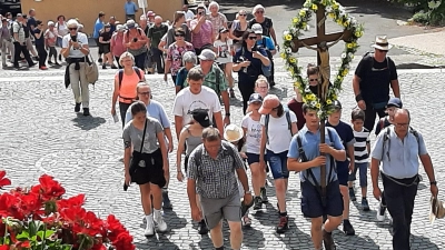 Von Luhe aus machen sich die Pilger auf nach Amberg. (Bild: Rita Gleißner/exb)