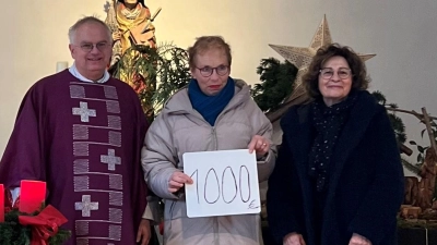 Pfarrer Roland Klein, Sabine Hess, Hilde Mertel (v. l. n. r.) bei der Spendenübergabe. (Bild: Andreas Mertel)