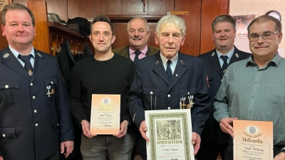 Ehrungen gab es bei der Jahresversammlung der Feuerwehr Leonberg. Auf dem Bild (von links) Vorsitzender Bernhard Lindner, Stefan Wührl, Bürgermeister Johann Burger, Ehrenkommandant Michael Lindner, Kommandant Thomas Lindner und Wolfgang Kreger.  (Bild: Feuerwehr Leonberg/exb)