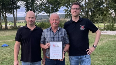 Links Jürgen Obendorfer 2. Vorstand, Mitte Josef Obendorfer, rechts Erhard Zimmermann 1. Vorstand.  (Bild: Andreas Butz)