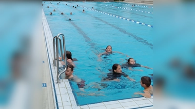 Schüler beim Schwimmen (Bild: Thomas Eckl)