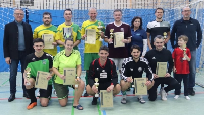 Bei der Siegerehrung zum 41. Fußballturnier der Tirschenreuther Behörden gratulierten Franz Stahl (links) sowie Theo Ernstberger (rechts) den teilnehmenden Mannschaften zu ihrem Erfolg. (Bild: Norbert Neid)