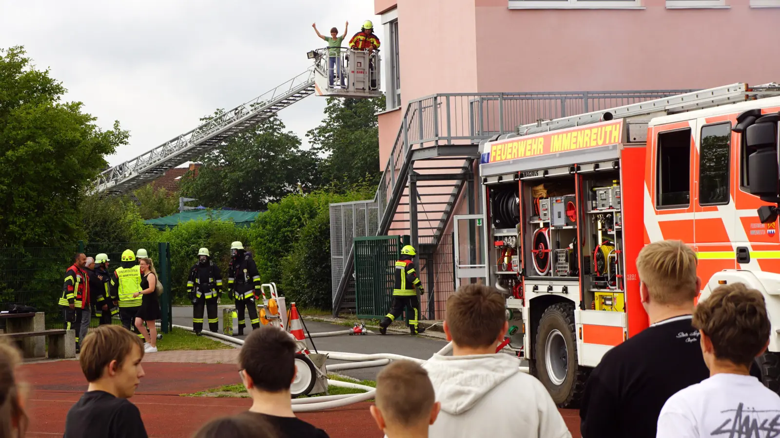 Hinter dem Einsatzfahrzeug der Immenreuther Wehr stand die Kemnather Drehleiter und rettete Heike Haßmann aus dem oberen Stockwerk der Schule. Damit verbunden eine Gratisfahrt nach ganz oben. (Bild: bkr)