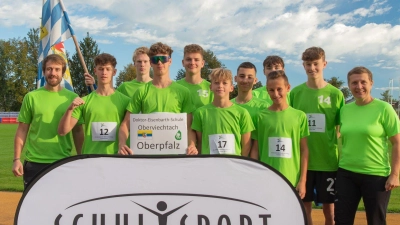 DokumentationZehn Jungs der Doktor-Eisenbarth-Mittelschule Oberviechtach hatten sich in Leichtathletik für das sportliche Großereignis am Bodensee qualifiziert. Betreut wurden sie von Astrid Senft (rechts) und Andreas Sporer (links).  (Bild: Konrad Berchtold  )