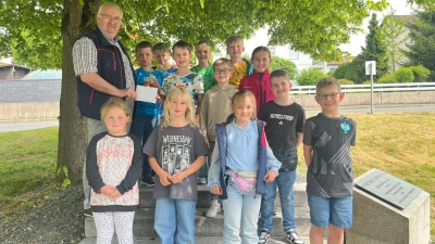 Die Waldthurner Kommunionkinder spenden 650 Euro an die Kinderkrebshilfe Oberpfalz Nord. (Bild: Barbara Stahl)