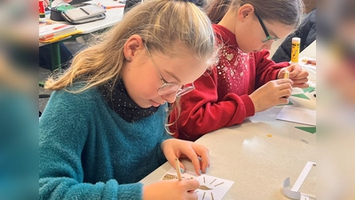 Mit viel Liebe machten sich die Schüler an die Arbeit.  (Bild: Christiane Krämer/exb)