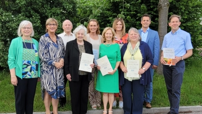 Die Geehrten mit den Gratulanten: Ortrud Sperl, Simone Fleischmann, Karl Rossmann, Elisabeth Bücherl, Anja Pongratz, Gertrud Steger, Elisabeth Hillinger, Petra Scherz, Rudolf Teplitzky jun. und Lothar Drachsler  (Bild: Annemarie Mösbauer)