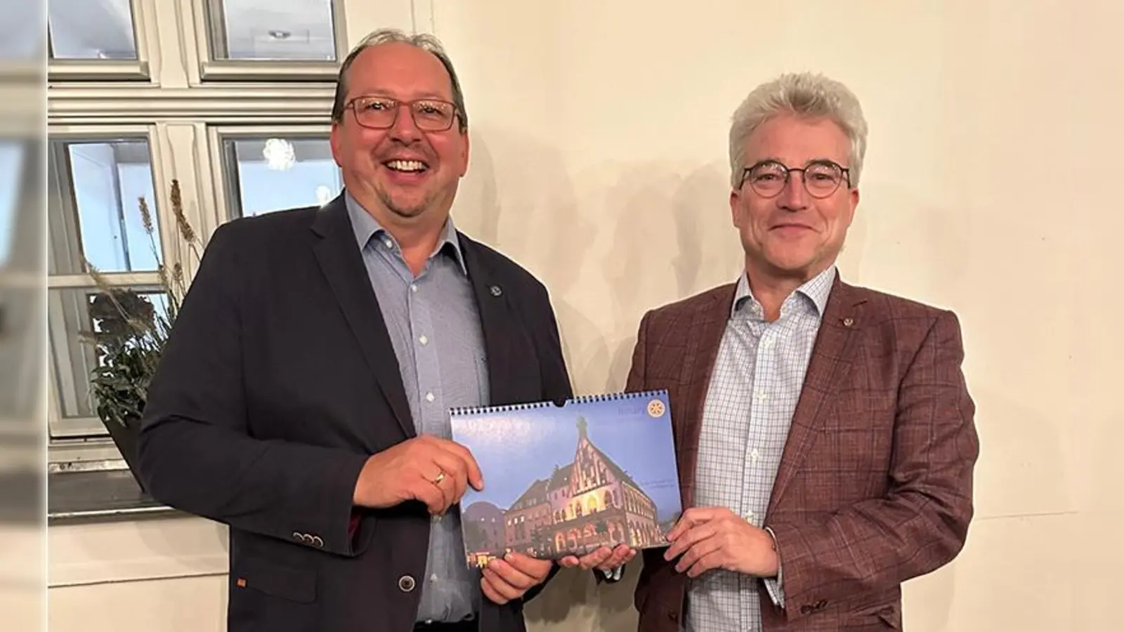 Auf dem Bild ist links der Fotograf Rudolf Ettl und rechts der Präsident des Rotary Clubs Amberg, Klaus Horn abgebildet. (Bild: Tobias Riedl)