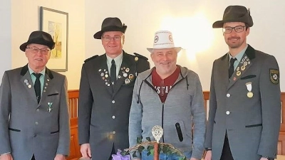 Heinz Faderl, Helmut Sperber und Eric Pilhofer gratulierten dem Schützenmeister Werner Grünthaler zum 60. (Bild: Erwin Kolb)