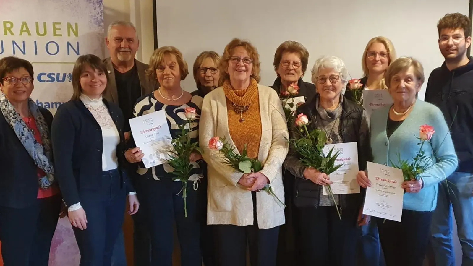 Freuen sich über die Ehrung zahlreicher Mitglieder der Frauen-Union Weiherhammer: stellvertretende Kreisvorsitzende Marianne Lebegern, Ortsvorsitzende Nicole Presche, Bürgermeister Ludwig Biller, Liliane Nasz, Birgit Krügelstein, Inge Kellermann, Reingard Heibl, Gerlinde Gründel, Barbara Kiener, Roswitha Hirmer und JU-Ortsvorsitzender Luis Heibl (von links). (Bild: Gudrun Heibl/exb)