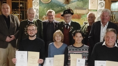 Für ihre Treue und ihr Engagement erhielten Lukas Schiller, Claudia Rauh, Doris Lukas, Manfred Schiller (vorne von links) sowie Theo Helgert (stehend, Dritter von rechts) Urkunden beziehungsweise Nadeln. Ihnen dankten Wolfgang Pausch, Schützenmeister Alois Lukas, Herbert Tischler, Stellvertretender Gauschützenmeister Karl Tusch und Hans Forster (hinten von links). (Bild: Hubert Lukas)