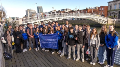 Erinnerungsfoto vor der Ha&#39;penny Bridge: Die Lobkos mit ihren irischen Austauschpartnern beim Besuch in der Hauptstadt Dublin. (Bild: Tobias Neubert)
