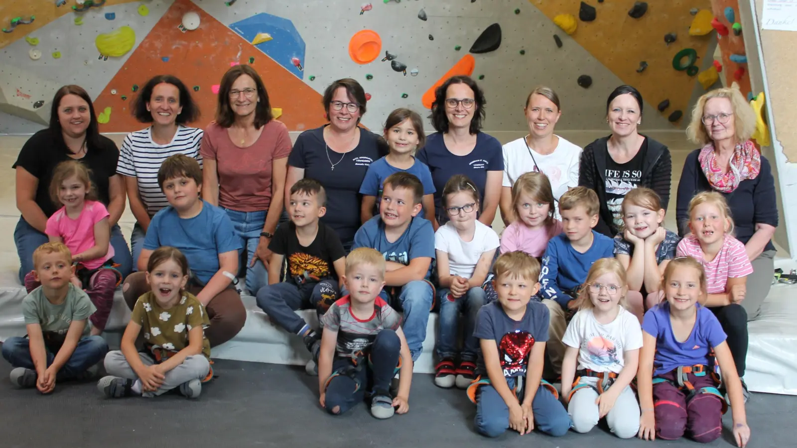 Tännesberger Vorschulkinder und ihre Betreuerinnen in der DAV-Kletterhalle. (Bild: Manuela Hinkel )