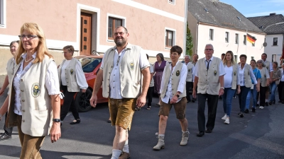 Sein 50-jähriges Bestehen feierte der Oberpfälzer Waldverein Beidl am vergangenen Wochenende. Hier im Bild der Jubelverein mit Vorsitzenden Martin König beim Kirchenzug. (Bild: Rudi Gebert/exb)