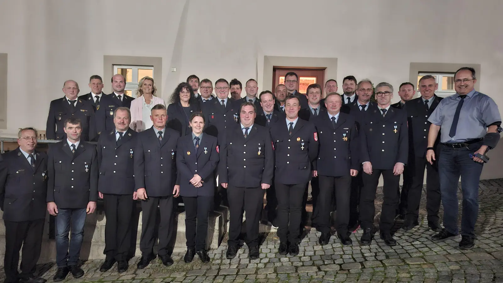 Kreisbrandinspektor Martin Weig, Kreisbrandmeister Christian Demleitner, Kreisbrandrat Marco Saller und stellvertretende Landrätin Andrea Lang (von hinten links) ehren Feuerwehrleute für 25 und für 40 Jahre aktiven Dienst. Auch Bürgermeister Ludwig Gürtler (rechts) gratulierte „seinen” Leuten. (Bild: Josef Glas)