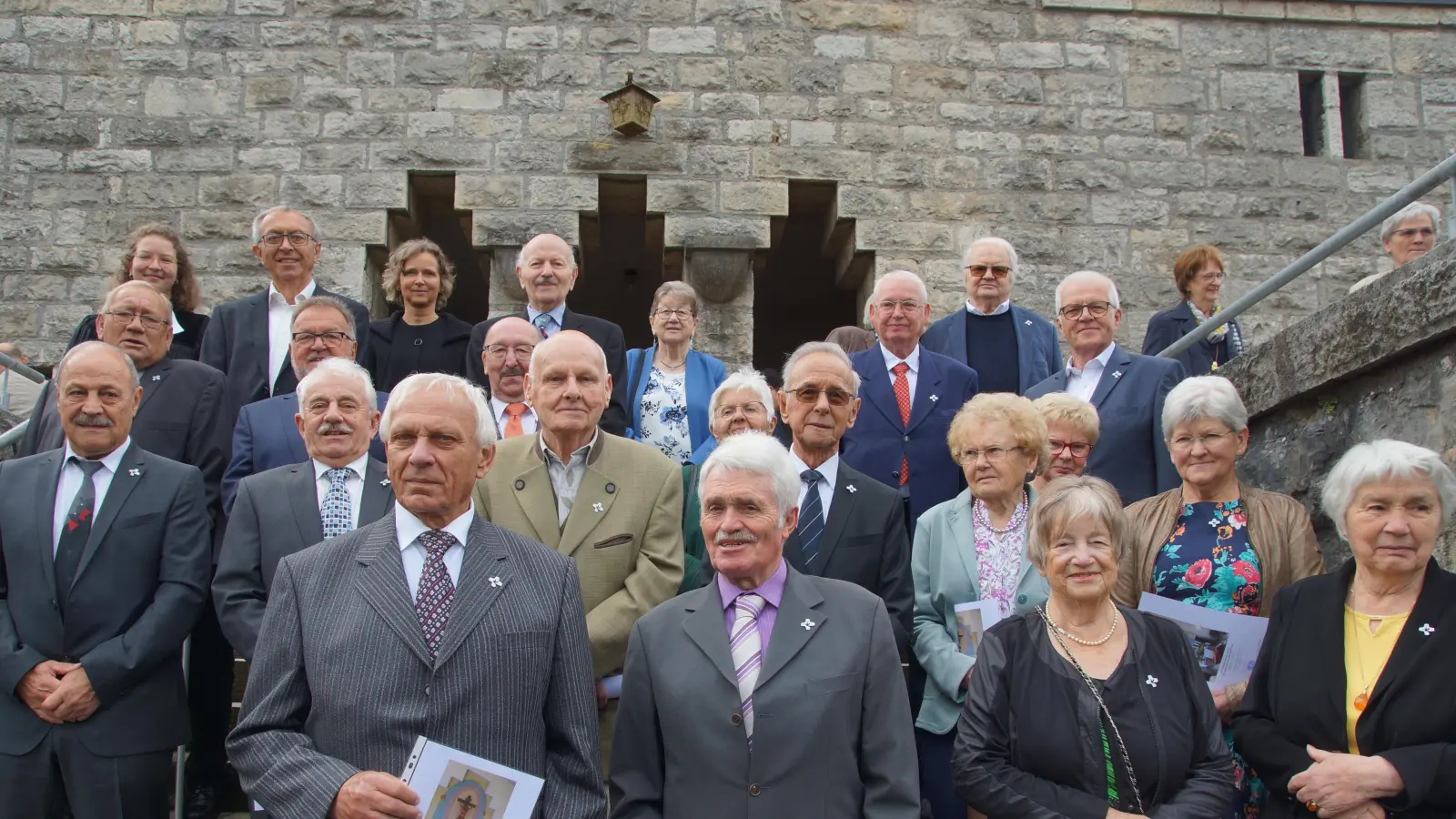 Nach dem Gottesdienst zur Jubelkonfirmation gab es das Erinnerungsfoto vor der Friedenskirche. (Bild: Kay Andresen/exb)