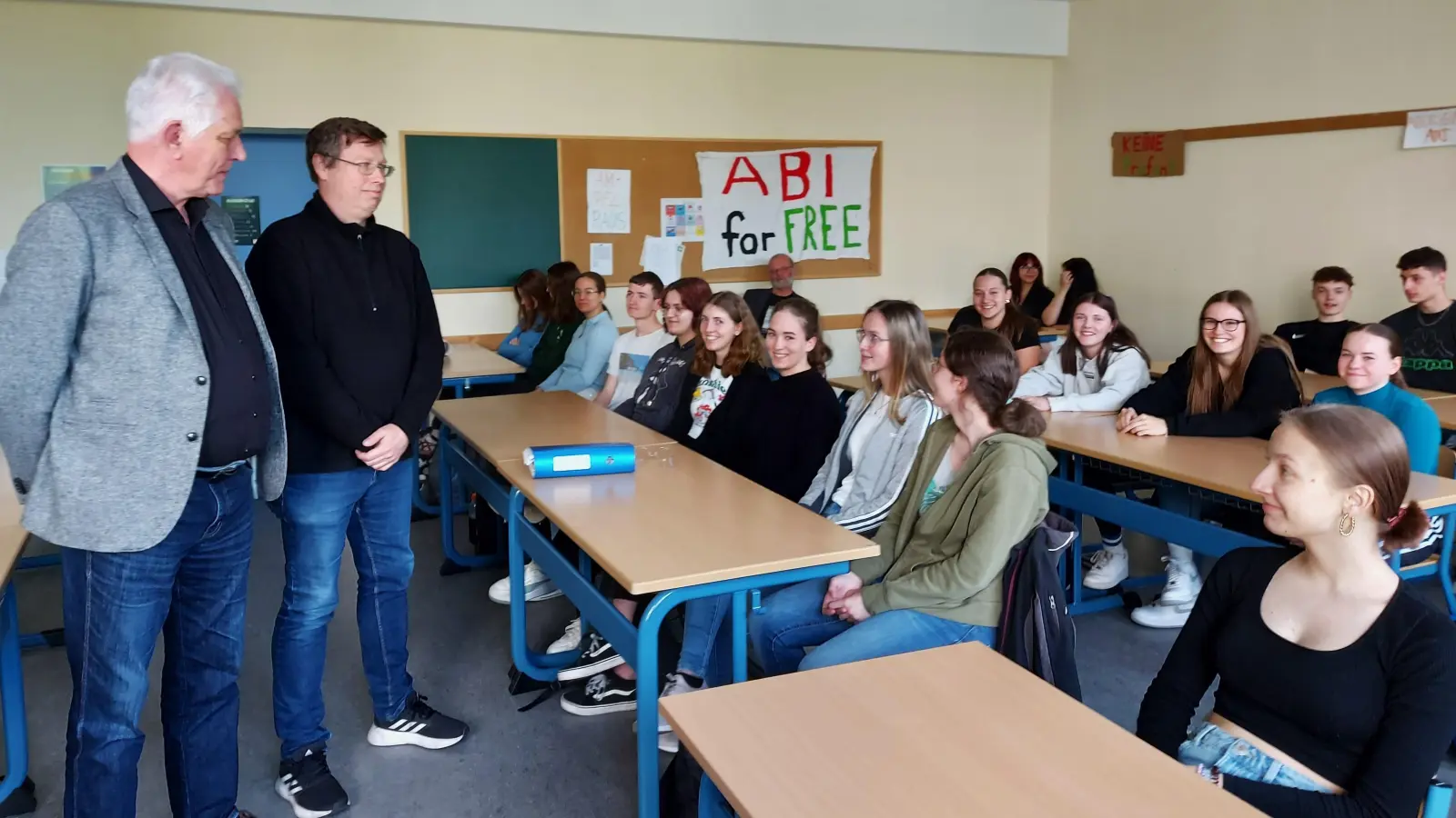 Der Schriftsteller Bernhard Setzwein (links) und der Kulturreferent Dr. Wolfgang Schwarz beim Workshop für die 11.Jahrgangsstufe des Ortenburg-Gymnasiums.  (Bild: Georg Lang)