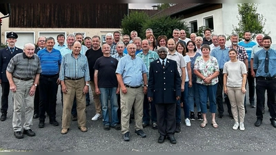 Im BIld: die anwesenden Mitglieder der Freiwilligen Feuerwehr Dippersreuth zusammen mit 1. Kommandant Sebastian Schneider, 1. Vorsitzender Wolfgang Weig, 1. Bürgermeister Franz Schöner, Kreisbrandmeister Roland Frank und Pfarrer Dr. Charles Ifemeje (Bild: Wolfgang Weig)