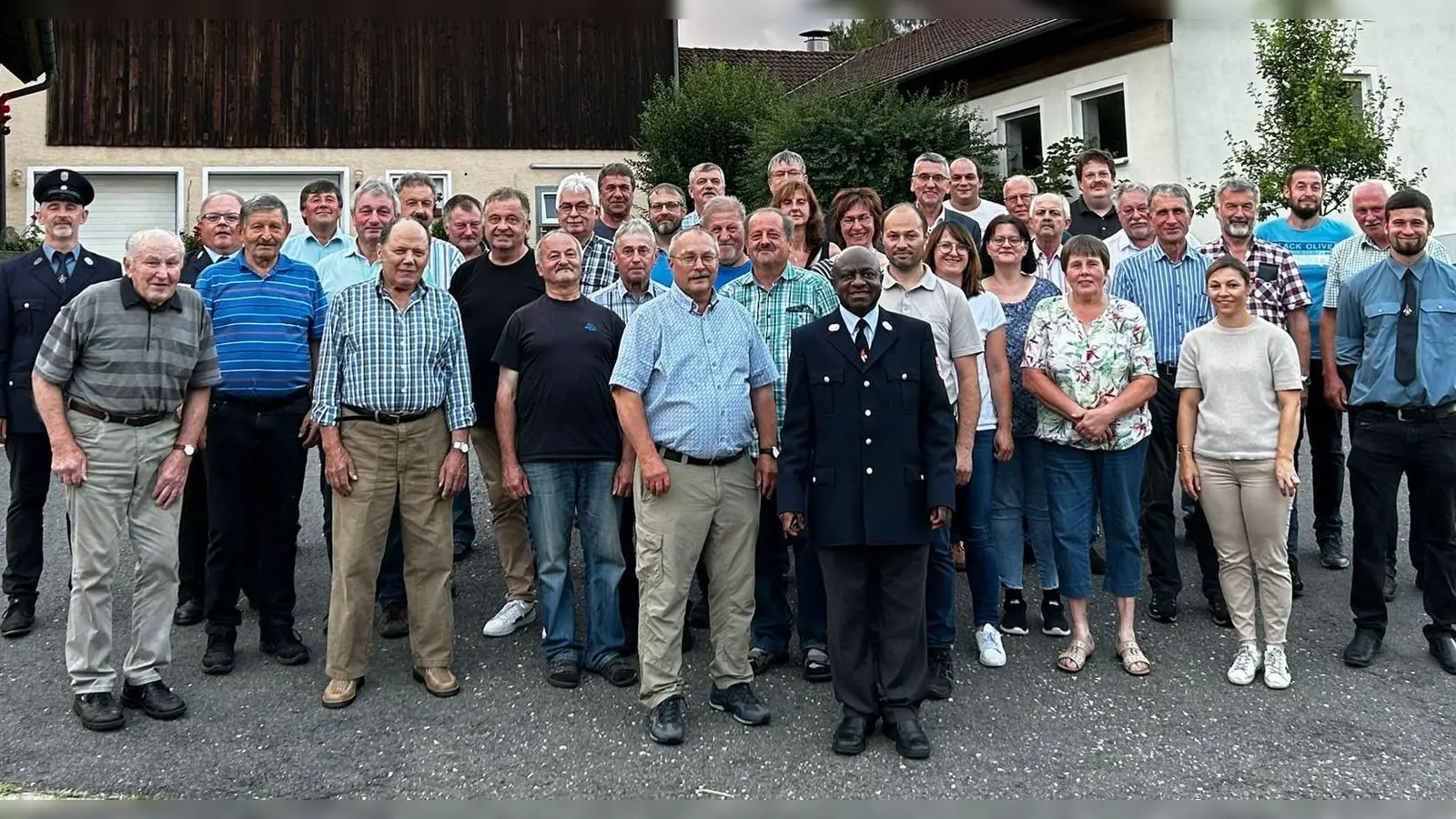 Im BIld: die anwesenden Mitglieder der Freiwilligen Feuerwehr Dippersreuth zusammen mit 1. Kommandant Sebastian Schneider, 1. Vorsitzender Wolfgang Weig, 1. Bürgermeister Franz Schöner, Kreisbrandmeister Roland Frank und Pfarrer Dr. Charles Ifemeje (Bild: Wolfgang Weig)