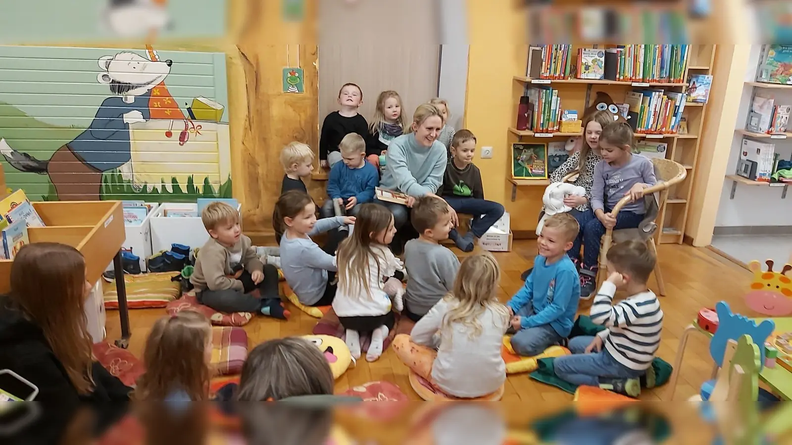 Sabine Bayerl (Mitte) las den Kindern in der Gemeindebücherei zwei Geschichten vor.  (Bild: Gemeindebücherei Kulmain/exb)